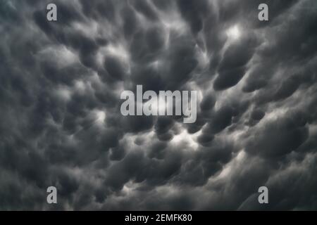 Cielo tempestoso con nuvole scure arrabbiate; foto a colori. Foto Stock