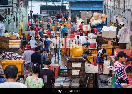 Una vista mattutina su una zona trafficata del mercato del pesce di San Pya a Yangon, Myanmar (Birmania) Foto Stock