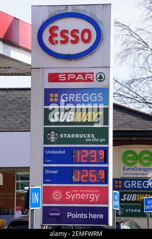 Prezzi e pubblicità presso il garage esso di Henley-on-Thames, Oxfordshire, Regno Unito Foto Stock