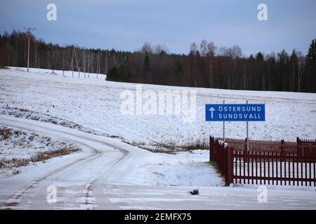 Strada di campagna innevata a Utanede, Svezia, che porta a Ostersund e Sundsvall. Foto Stock