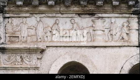 Roma. Italia. Tomba di Eurisaces il panettiere (sepolcro di Eurisace), ca. 50–20 a.C., dettaglio del sollievo dal fregio che corre lungo la cima della tomba mostra il var Foto Stock