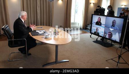 Berlino, Germania. 25 Feb 2021. Il presidente della Confederazione Frank-Walter Steinmeier partecipa a una discussione regionale sulla campagna di vaccinazione con i cittadini bavaresi attraverso un collegamento video a Bellevue Palace. Parla con il direttore medico del centro di vaccinazione di Fürth, con il direttore medico dell'ospedale Weiden, che ha contribuito alla creazione di un centro di vaccinazione, con un'infermiera geriatrica all'Arbeiter-Samariter-Bund Forchheim e con un'infermiera in un ambulatorio di Monaco-Schwabing. Credit: Wolfgang Kumm/dpa/Alamy Live News Foto Stock