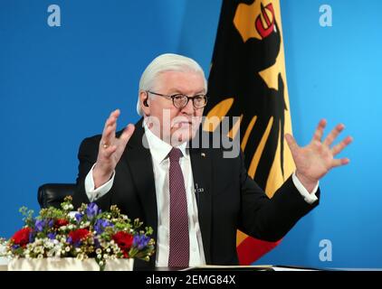 Berlino, Germania. 25 Feb 2021. Il presidente della Confederazione Frank-Walter Steinmeier partecipa a una discussione regionale sulla campagna di vaccinazione con i cittadini bavaresi attraverso un collegamento video a Bellevue Palace. Il capo dello Stato parla con il direttore medico del centro di vaccinazione di Fürth, il direttore medico dell'ospedale Weiden, che ha contribuito alla creazione di un centro di vaccinazione, nonché con un infermiere geriatrico presso l'Arbeiter-Samariter-Bund Forchheim e con un infermiere presso un ambulatorio di Monaco-Schwabing. Credit: Wolfgang Kumm/dpa/Alamy Live News Foto Stock