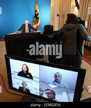 Berlino, Germania. 25 Feb 2021. Il presidente della Confederazione Frank-Walter Steinmeier partecipa a una discussione regionale sulla campagna di vaccinazione con i cittadini bavaresi attraverso un collegamento video a Bellevue Palace. Parla con il direttore medico del centro di vaccinazione di Fürth, con il direttore medico dell'ospedale Weiden, che ha contribuito alla creazione di un centro di vaccinazione, con un'infermiera geriatrica all'Arbeiter-Samariter-Bund Forchheim e con un'infermiera in un ambulatorio di Monaco-Schwabing. Credit: Wolfgang Kumm/dpa/Alamy Live News Foto Stock