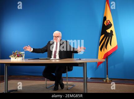 Berlino, Germania. 25 Feb 2021. Il presidente della Confederazione Frank-Walter Steinmeier partecipa a una discussione regionale sulla campagna di vaccinazione con i cittadini bavaresi attraverso un collegamento video a Bellevue Palace. Il capo dello Stato parla con il direttore medico del centro di vaccinazione di Fürth, il direttore medico dell'ospedale Weiden, che ha contribuito alla creazione di un centro di vaccinazione, nonché con un infermiere geriatrico presso l'Arbeiter-Samariter-Bund Forchheim e con un infermiere presso un ambulatorio di Monaco-Schwabing. Credit: Wolfgang Kumm/dpa/Alamy Live News Foto Stock