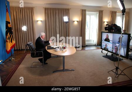 Berlino, Germania. 25 Feb 2021. Il presidente della Confederazione Frank-Walter Steinmeier partecipa a una discussione regionale sulla campagna di vaccinazione con i cittadini bavaresi attraverso un collegamento video a Bellevue Palace. Parla con il direttore medico del centro di vaccinazione di Fürth, con il direttore medico dell'ospedale Weiden, che ha contribuito alla creazione di un centro di vaccinazione, con un'infermiera geriatrica all'Arbeiter-Samariter-Bund Forchheim e con un'infermiera in un ambulatorio di Monaco-Schwabing. Credit: Wolfgang Kumm/dpa/Alamy Live News Foto Stock