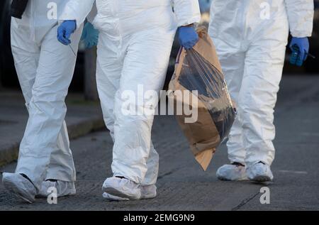 Gli ufficiali del Garda Technical Bureau raccolgono le prove sulla scena di Eugene Street, Dublino, dove un adolescente è stato girato mercoledì sera. Data immagine: Giovedì 25 febbraio 2021. Foto Stock