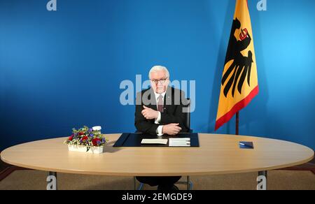 Berlino, Germania. 25 Feb 2021. Il presidente della Confederazione Frank-Walter Steinmeier partecipa a una discussione regionale sulla campagna di vaccinazione con i cittadini bavaresi attraverso un collegamento video a Bellevue Palace. Il capo dello Stato parla con il direttore medico del centro di vaccinazione di Fürth, il direttore medico dell'ospedale Weiden, che ha contribuito alla creazione di un centro di vaccinazione, nonché con un infermiere geriatrico presso l'Arbeiter-Samariter-Bund Forchheim e con un infermiere presso un ambulatorio di Monaco-Schwabing. Credit: Wolfgang Kumm/dpa/Alamy Live News Foto Stock