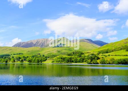 Vista su Buttermere verso Buttermere cadde in un'estate soleggiata giorno con nuvole bianche soffici Foto Stock