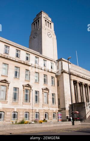 Leeds – 31 luglio 2017 : la torre dell'orologio in stile art deco dell'edificio del Parkinson è stata appesonita dal 2006 sul logo dell'Università di Leeds Foto Stock