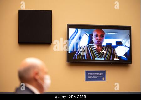 Washington, Stati Uniti. 24 Feb 2021. LA congresswoman STATUNITENSE Ayanna Pressley ha posto domande al servizio postale degli Stati Uniti il generale Louis DeJoy (L) a distanza da un'auto durante un'audizione del Comitato per la supervisione e la riforma della Camera su "proposte legislative per mettere il servizio postale su basi finanziarie sostenibili" a Capitol Hill a Washington, DC, il 24 febbraio 2021. (Foto di Pool/Sipa USA) Credit: Sipa USA/Alamy Live News Foto Stock