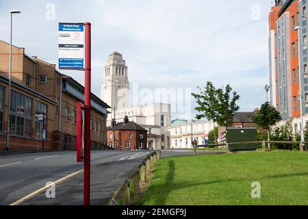 Leeds – 31 luglio 2017 : la Torre del Parkinson, le sale di Eldon Court e il Leeds College of Art dalla fermata dell'autobus a St Mark's Road Foto Stock