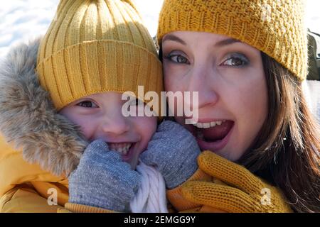 ritratto di madre e figlia in inverno Foto Stock