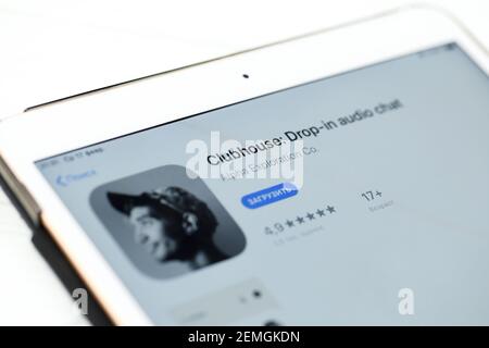 KHARKOV, UCRAINA - 14 FEBBRAIO 2021: App Clubhouse nel mercato dell'app store sullo schermo dell'ipad. Clubhouse è solo invito audio chat iPhone app lau Foto Stock