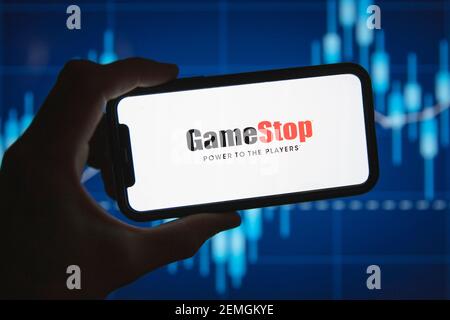 LONDRA, UK - Febbraio 2021: Logo Gamestop davanti al grafico dei prezzi di borsa Foto Stock