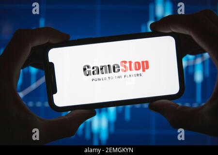 LONDRA, UK - Febbraio 2021: Logo Gamestop davanti al grafico dei prezzi di borsa Foto Stock