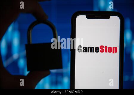 LONDRA, UK - Febbraio 2021: Logo del videogioco Gamestop con un lucchetto di sicurezza Foto Stock