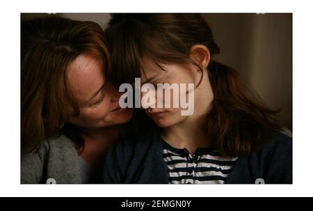 Iona Birrell (15) con la madre Linnett Birrell.Fotografia di David Sandison l'indipendente Foto Stock