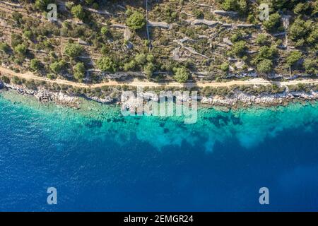 Drone aereo colpo di strada dalla costa adriatica su Vis Isola in Croazia ora estiva Foto Stock