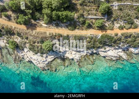 Drone aereo colpo di strada dalla costa adriatica su Vis Isola in Croazia ora estiva Foto Stock