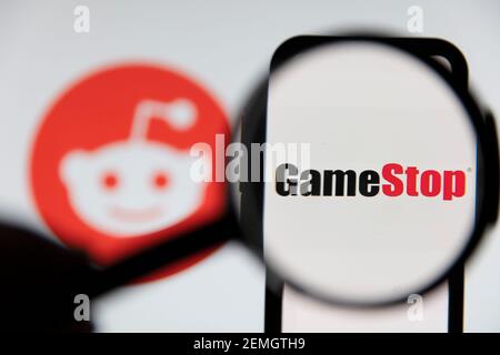 LONDRA, UK - Febbraio 2021: Logo Gamestop e reddit in fase di analisi Foto Stock