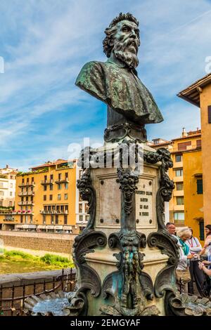 Bella vista ravvicinata della fontana-monumento di Benvenuto Cellini sul ponte Ponte Vecchio di Firenze. Il busto ritratto dello scultore e... Foto Stock