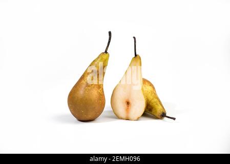 Frutta fresca e succosa di pere gialle-verdi, isolata su sfondo bianco con tracciato di ritaglio incluso Foto Stock