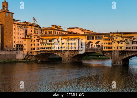 Pittoresca vista ravvicinata del famoso Ponte Vecchio sul fiume Arno nel centro storico di Firenze al tramonto. È una pietra medievale... Foto Stock