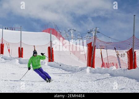 Val-Thorens, Francia - 1 marzo 2018: Sciatore giovane nella località di Val Thorens in Francia Foto Stock