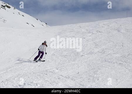 Val-Thorens, Francia - 1 marzo 2018: Sciatore giovane nella località di Val Thorens in Francia Foto Stock