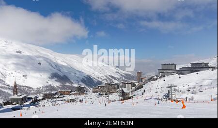 Val Thorens, Francia - 26 febbraio 2018: Francia, Alpi francesi, Valle di Tarentaise, Savoia. Val Thorens si trova nel comune di Saint-Martin-de-Bell Foto Stock