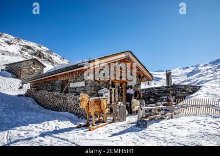 Val Thorens, Francia - 18 febbraio 2020: Ristorante tipico ad alta quota 'Chez pépé Nicolas' tra Val Thorens e Les Menuires resort Foto Stock