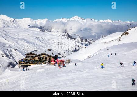 Val Thorens, Francia - 18 febbraio 2020: Ristorante ad alta quota sulle pendici della località di Val Thorens Foto Stock