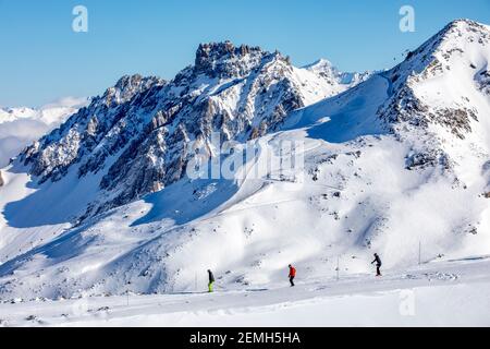 Val Thorens, Francia - 18 febbraio 2020: Paesaggio alpino invernale dalla stazione sciistica Val Thorens Foto Stock
