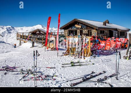 Val Thorens, Francia - 18 febbraio 2020: Ristorante ad alta quota sulle pendici della località di Val Thorens Foto Stock