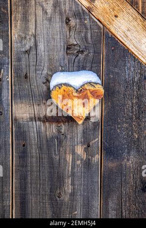 Val Thorens, Francia - 18 febbraio 2020: Outhouse invernale con cuore sulla porta di legno Foto Stock