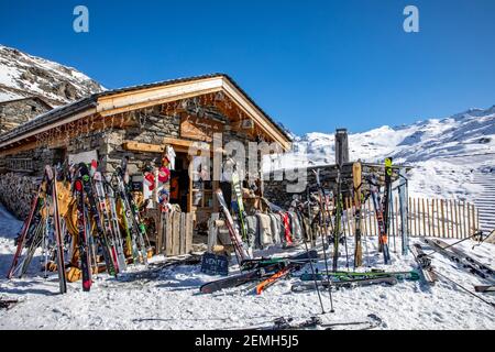 Val Thorens, Francia - 18 febbraio 2020: Ristorante tipico ad alta quota 'Chez pépé Nicolas' tra Val Thorens e Les Menuires resort Foto Stock
