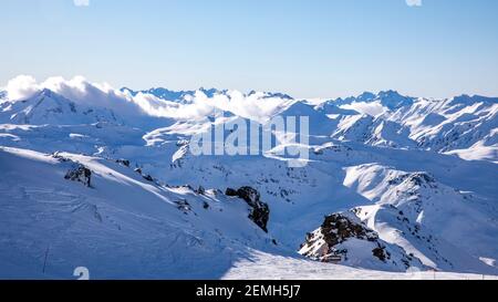 Val Thorens, Francia - 18 febbraio 2020: Paesaggio alpino invernale dalla stazione sciistica Val Thorens Foto Stock