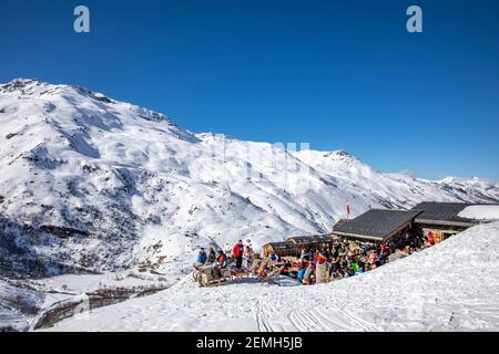 Val Thorens, Francia - 18 febbraio 2020: Ristorante tipico ad alta quota 'Chez pépé Nicolas' tra Val Thorens e Les Menuires resort Foto Stock