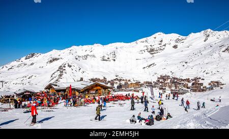 Val Thorens, Francia - 18 febbraio 2020: Ristorante ad alta quota sulle pendici della località di Val Thorens Foto Stock