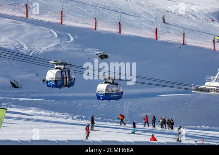 Val Thorens, Francia - 18 febbraio 2020: Cabinovia nella località di Val Thorens in giornata di sole Foto Stock