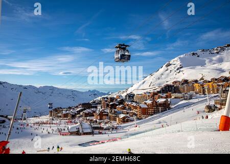 Val Thorens, Francia - 16 febbraio 2020: Funivie appese sulle funivie sulle montagne e villaggio Val Thorens Foto Stock