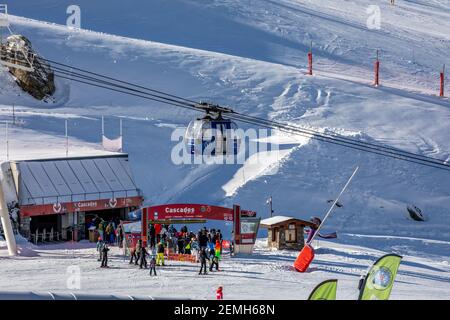 Val Thorens, Francia - 18 febbraio 2020: Cabinovia nella località di Val Thorens in giornata di sole Foto Stock