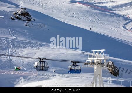 Val Thorens, Francia - 18 febbraio 2020: Cabinovia nella località di Val Thorens in giornata di sole Foto Stock