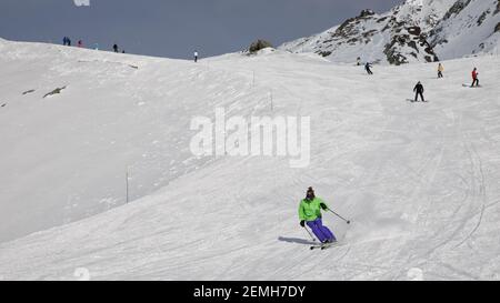 Val-Thorens, Francia - 1 marzo 2018: Sciatore giovane nella località di Val Thorens in Francia Foto Stock