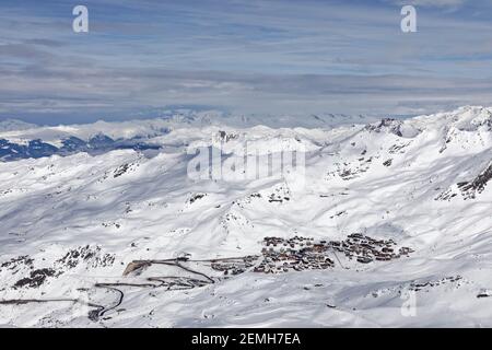 Val Thorens, Francia - 1 marzo 2018: Val Thorens visto dal picco di Cime Caron Foto Stock