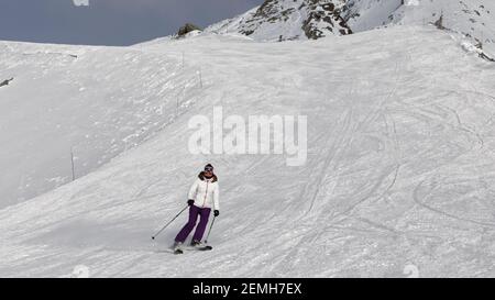 Val-Thorens, Francia - 1 marzo 2018: Sciatore giovane nella località di Val Thorens in Francia Foto Stock