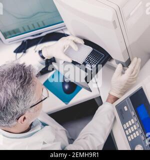 La vita dello scienziato ricerca in laboratorio. Foto Stock