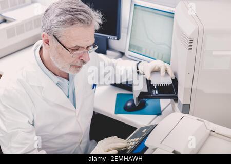 La vita dello scienziato ricerca in laboratorio. Foto Stock