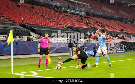 Rami Bensebaini (BMG), Kyle Walker (City) - Leere Puskas Arena Borussia Mönchengladbach - Manchester City Budapest, 24.02.2021, Fussball; Champions le Foto Stock